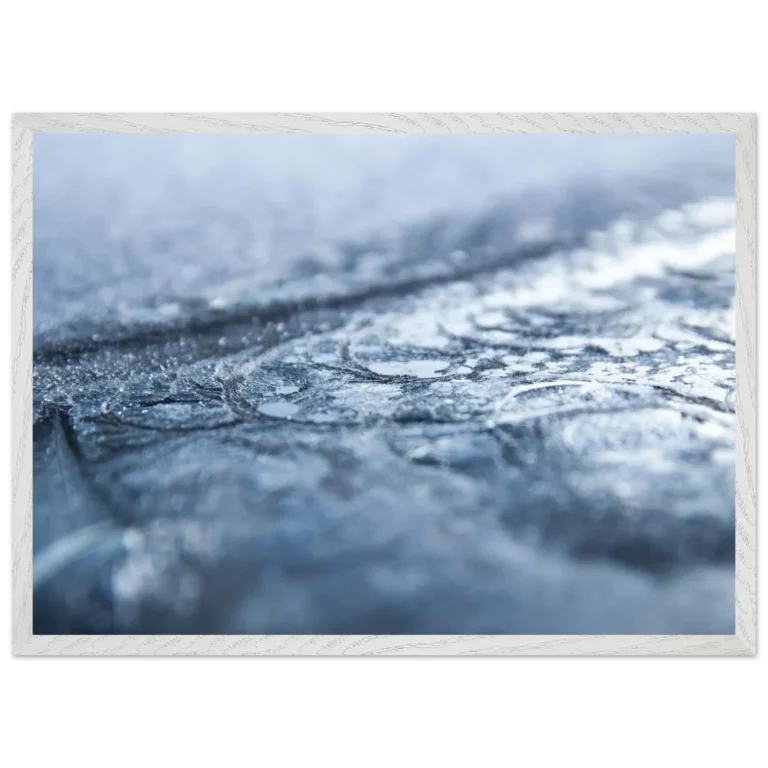 Photo d’art hivernale encadrée en chêne blanc représentant un paysage gelé et lumineux.
