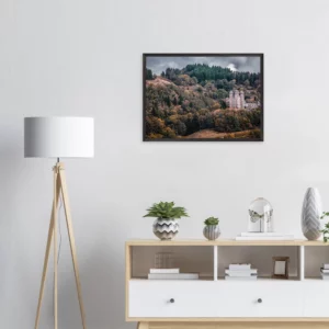 « Frappé d&rsquo;Estoc » – Art déco – Photo d&rsquo;un château – cadre en bois Photo d\'art déco d\'artiste auteur encadré en bois premium chêne frêne papier épais premium FSC